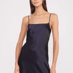 MEANDER DRESS | NAVY -Outlet Attirion Store 026 230601 Staud Fall Ecom 01591 web 3fa59d43 0d98 4f9f b76c 71450bf39460